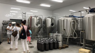 Посетителите се запознаха и с етапите в производство на крафт бира