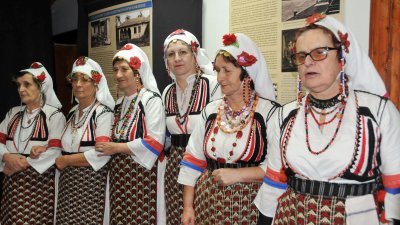 Фолклорната група от Люлякова изпя няколко песни