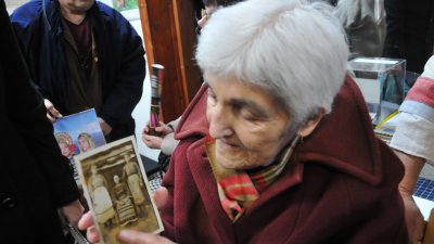 Йовка Стаменова показва снимка на майка си Мария, чийто костюм е дарила на музея