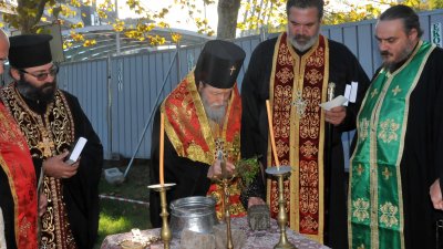 Сливенският митрополит Иоаникий освети камъка, който бе положен в основата на градежа