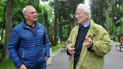 Руси Костадинов (вляво) прави паметника на художника Задгорски