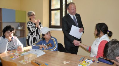 Дипломатът посети и Центъра за деца с увреждания