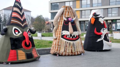 Пъстроцветните кукерски маски са разположени на площад Тройката
