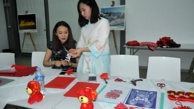 Китайските гости демонстрираха типични за китайската култура и занаяти изрязване на хартия, плетене на китайски възли и други