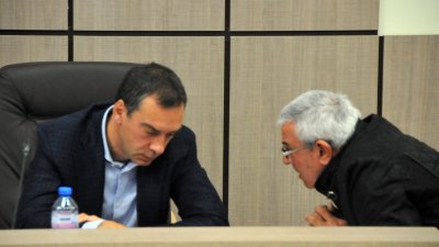 В дебатите се намеси и кметът Димитър Николов (вляво)