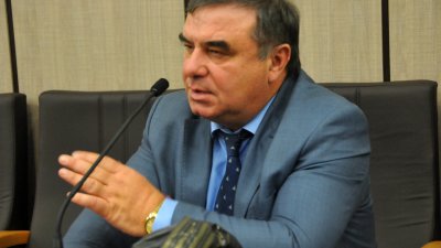 И зам.-кметът Красимир Стойчев разясняваше необходимостта от дарението на дръвчетата