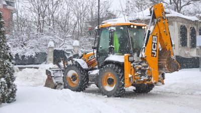 Машини чистят снега по улици в Бургас