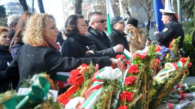 Официалните лица поднесоха цветя на Руския паметник 