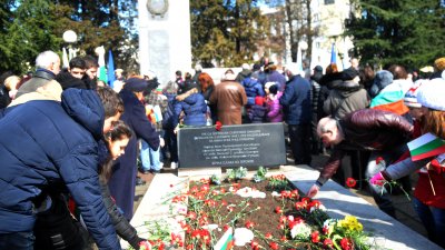 Стотици бургазлии се поклониха пред подвига на героите, загинали за свободата на България