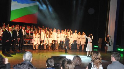 Пъвата част на концерта завърши с общо изпълнение на химна на България и Многая лета