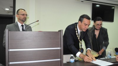 Кметът Димитър Николов (в средата) подписва удовстовернието си за избор