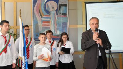 Директорът Коста Папазов приветства присъстващите на тържеството