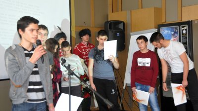 Ученици от ПГЕЕ Константин Фотинов изнесоха рецитал Силата на думите