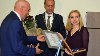 Внучката на композитора Елена Хаджистоянова получи наградата на Никулден миналата година. Снимка Архив Черноморие-БГ