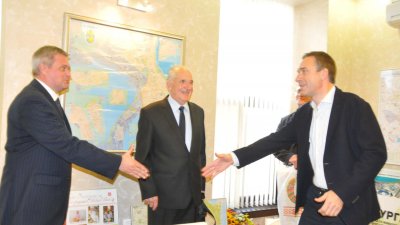 Посланикът се срещна с кмета на Бургас Димитър Николов (вдясно)