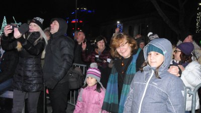 Зам.кметът по образование и култура Йорданка Ананиева посрещна Новата година на площада в компанията на двете сди внучки