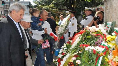 Бургазлии поднесоха цветя на паметника на 24-и Черноморски пехотен полк. Снимка Лина Главинова
