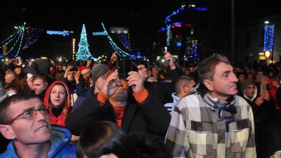 Хиляди дойдоха на посрещнат новата година под открито небе