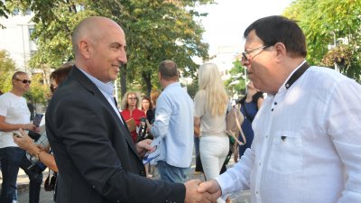 Кандидатът за общински съветник от ДБГ Стоян Грозев (вляво) поздрави опонента си Бенчо Бенчев - кандидат за съветник от Ние, Гражданите
