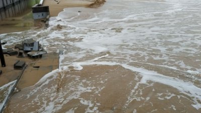 Морето достигна до хотелите на първа линия на Южния плаж в Несебър