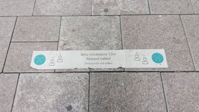 Такива стикери с инструкция за спазване на дистанция са разлепени по пешеходните зони в града