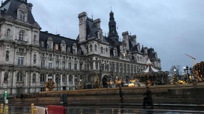 Животът във френската столица се връща към нормалното