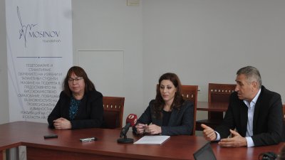 Илияна Тодинова (в средата)