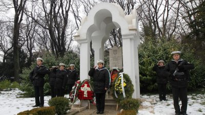 Венци и зветя бяха положени на паметника на паметника на украинските воини в Морската градина