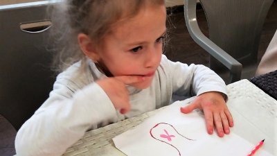 24 деца рисуваха заедно с варненския художник. Снимки Каритас