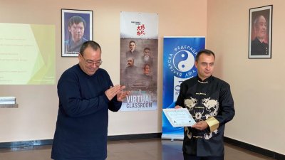 Стефан Колев (двясно) връчи грамота на д-р Дориян Александров. Снимки БФУ