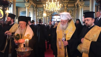 Вселенският патриарх Вартоломей и българският патриарх Неофит I бяха рамо до рамо по време на церемонията в желязната църква