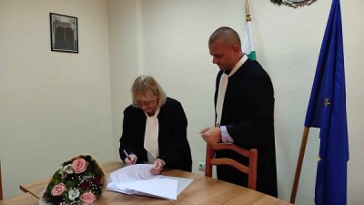 Съдия Галина Тодорова подписа акта за встъпването си в длъжност. Снимки Апелативен съд Бургас