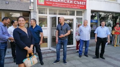 Председатели на структури в БСП, сред които и кметът на община Созопол Тихомир Янакиев (в средата), очакваха вчера пристигането на Корнелия Нинова. Снимка Черноморие-бг