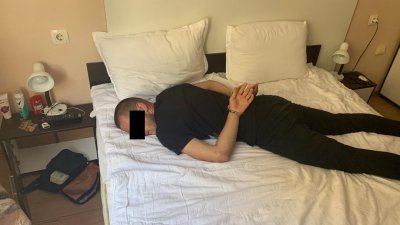 Младият мъж е задържан в хотелската стая, където отседнал. Снимки ОД на МВР - Бургас