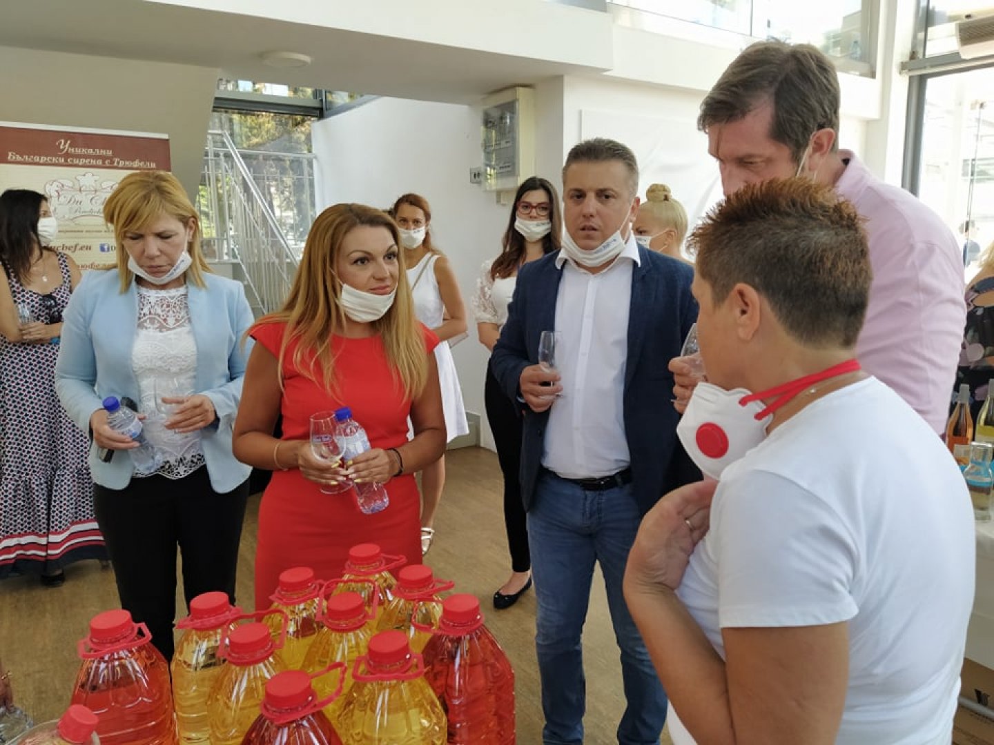 Зам.-министър Василева (втората отляво надясно) разговаря с участниците във винения фестивал. Снимки Авторът