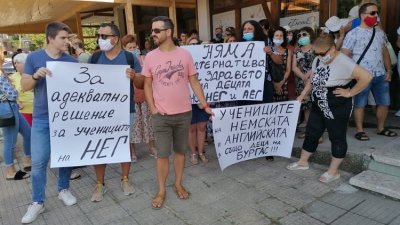 Родители на ученици от засегнатите гимназии се събраха пред зала Бойчо Брънчов преди началото на днешната сесия. Снимки Черноморие-бг