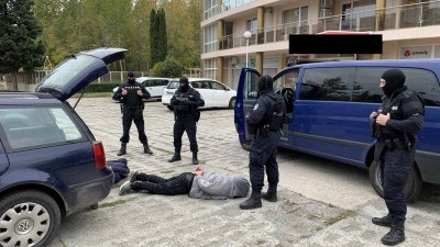 Мъжете са задържани при специализирана акция на полицията. Снимки ОД на МВР в Бургас