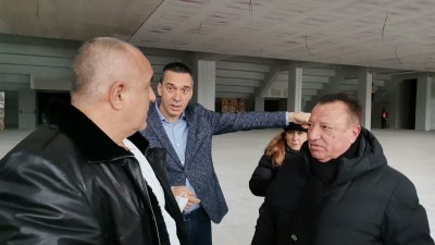 Искам така да направите квартала около залата, че на хората да им е драго, подчерта премиерът Борисов (вляво) пред кмета на Бургас Димитър Николов (в средата). Снимка Министерски съвет