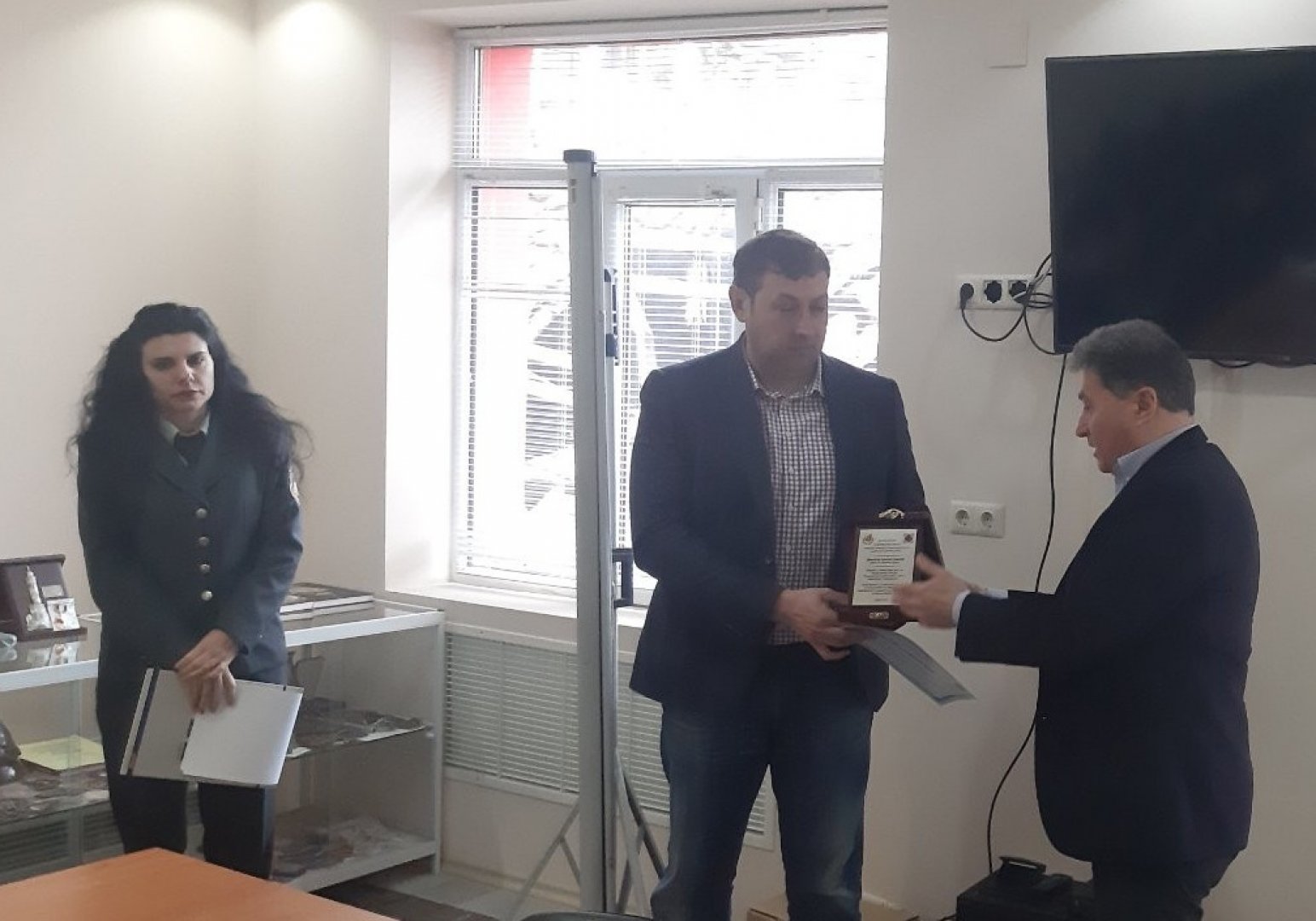 Награда от името на кмета и на Община Бургас получи Веселин Василев (в средата) - директор дирекция Управление при кризи, обществен ред и сигурност. Снимки ОД на МВР