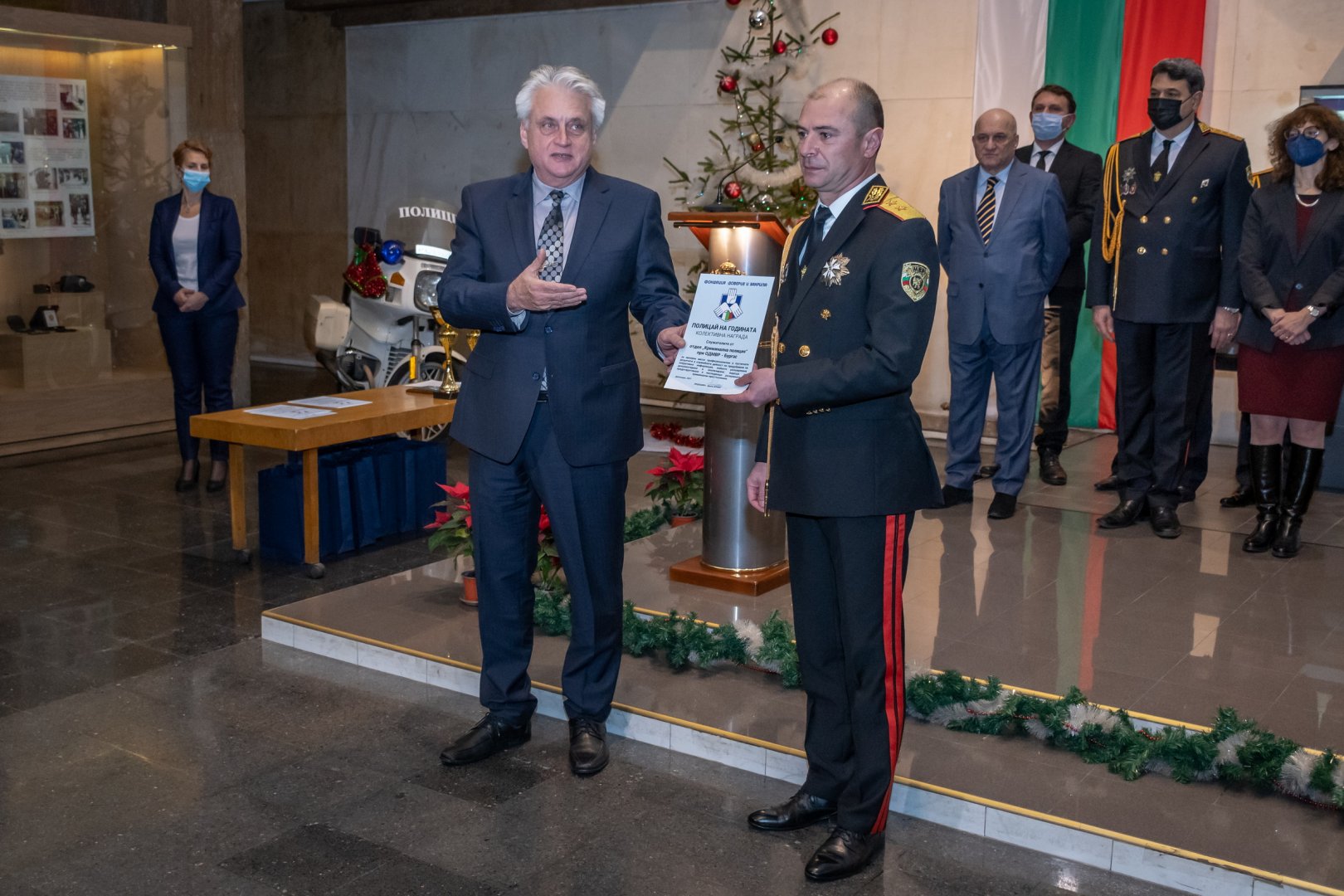 Отличието от името на служителите в сектора получи старши комисар Калоян Калоянов (вдясно) - шеф на на ОД на МВР - Бургас