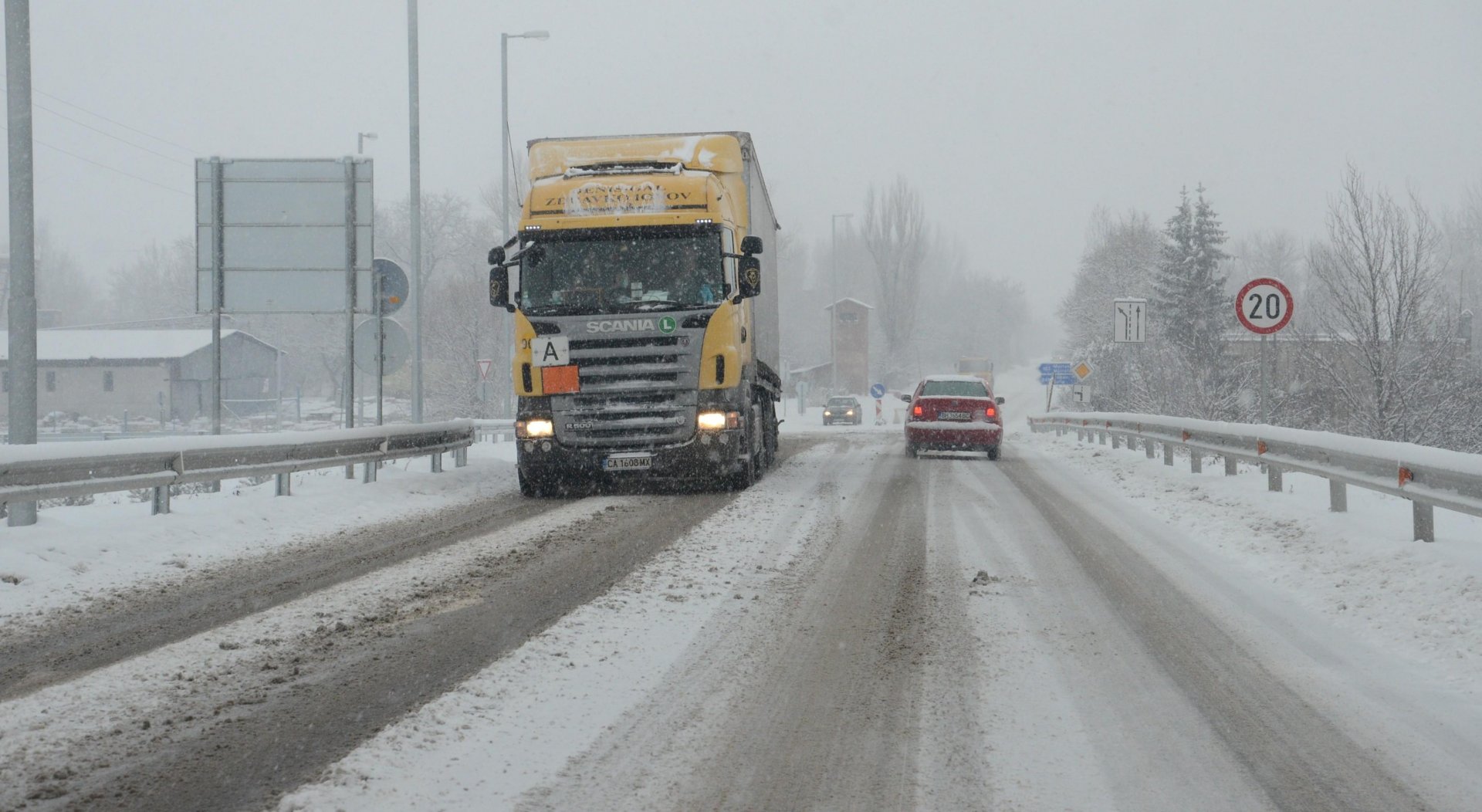 Пътищата в страната са проходими при зимни условия, на места има ограничения за движение на товарни превозни средства