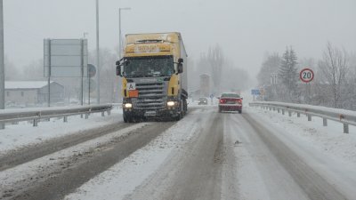 Пътищата в страната са проходими при зимни условия, на места има ограничения за движение на товарни превозни средства