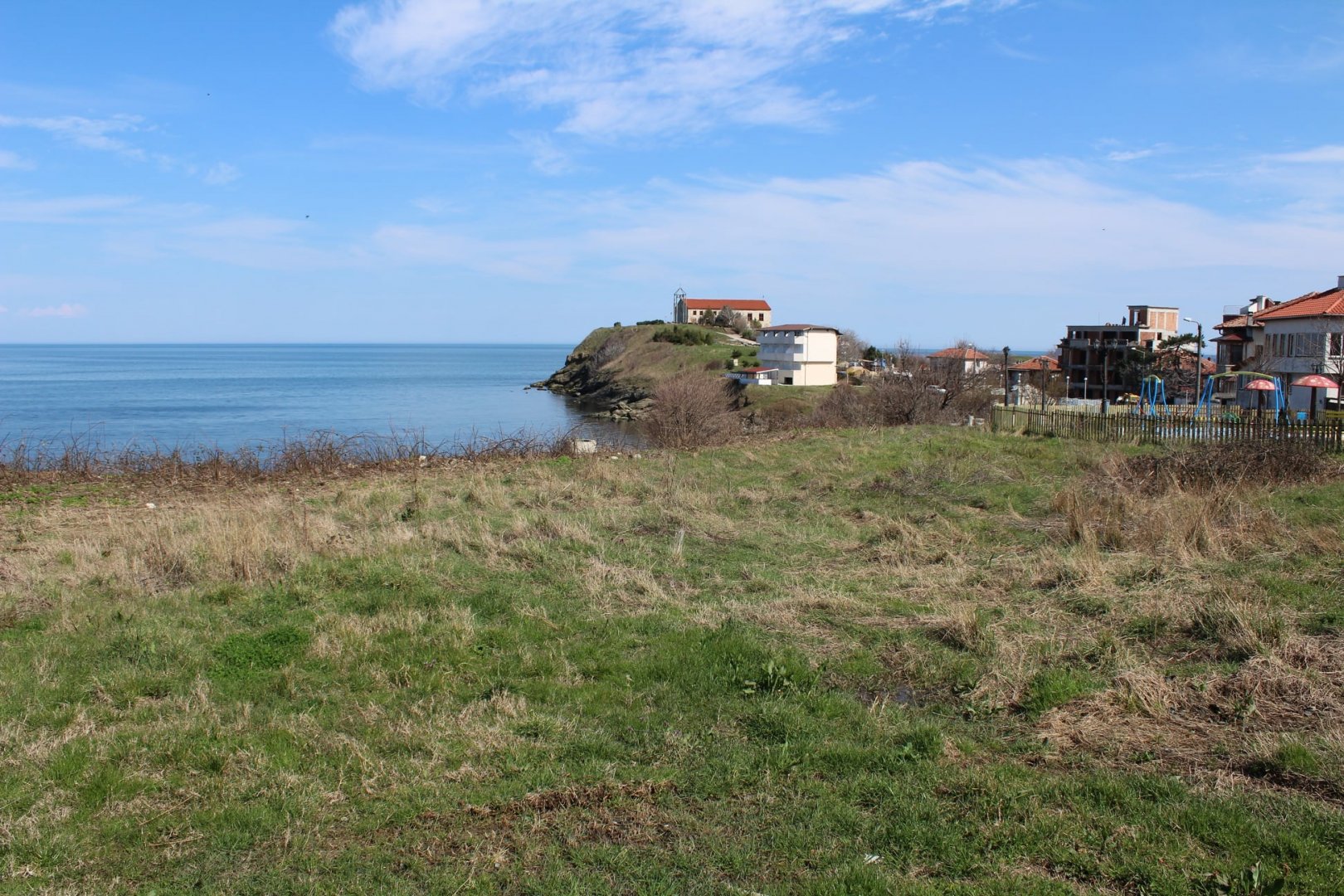 Алеята ще свършва до малкия плаж на квартал Василико. Снимки Община Царево