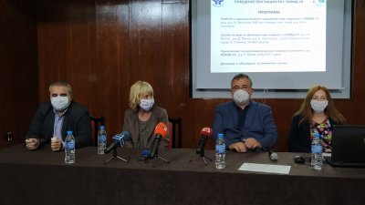 Над 100 са пациентите с корона вирус, които са лекувани чрез преливане на плазма, каза д-р Чавдаров (третият отляво надясно)