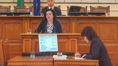 Благодарим на правителството за предприетите мерки, за да стигнем до гласуване днес, каза Василева. Снимка ГЕРБ - Бургас