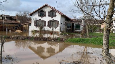 Водата е на път да залее дворовете и къщите на жителите в Димчево. Снимки Община Бургас