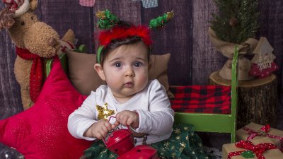Александра е на осем месеца и това е нейната първа Коледа