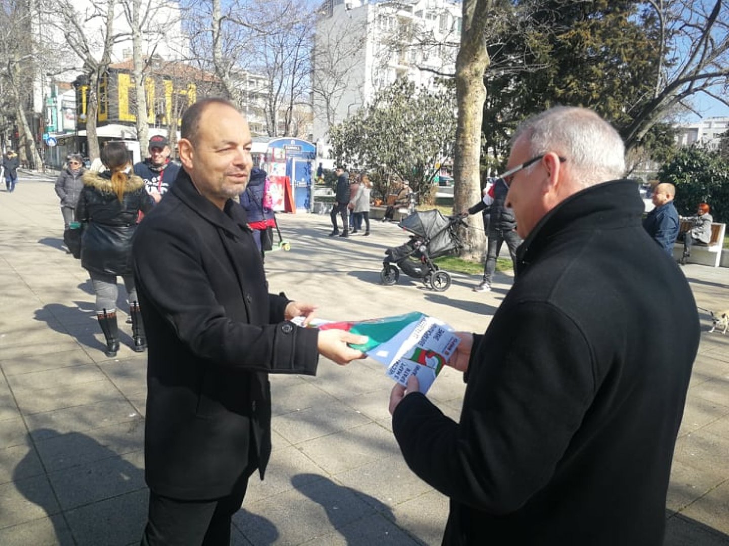 Областният лидер на ВМРО Георги Дракалиев (вляво) подари знаме и на обществения посредник Тодор Стамболиев
