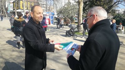 Областният лидер на ВМРО Георги Дракалиев (вляво) подари знаме и на обществения посредник Тодор Стамболиев