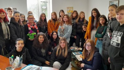 Учениците посетиха офиса по покана на Ирина Иванова - регионален представител на КЗД за Бургас